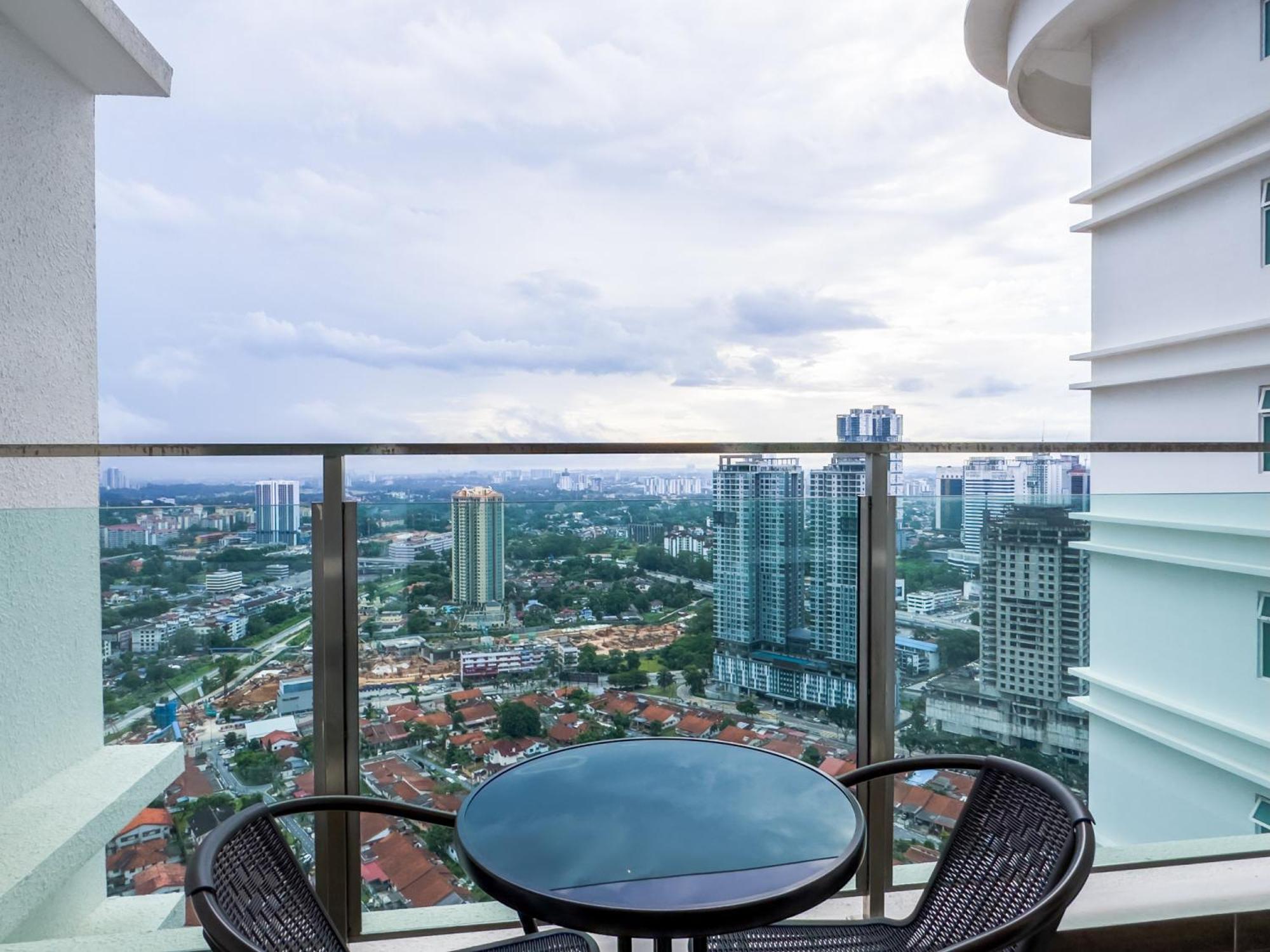 Tritower By Nest Home【walking Distance To Ciq】 *